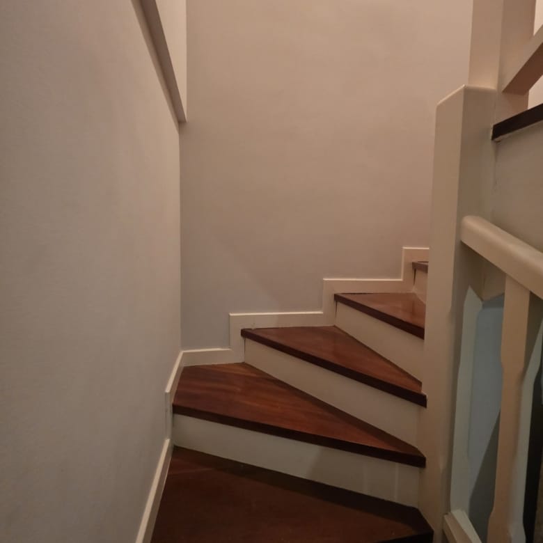 Escalera interior del dúplex en venta en Boo de Piélagos