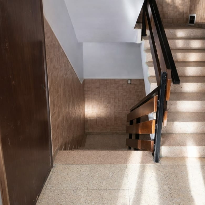 Escaleras interiores del piso en venta en Osos, Cantabria