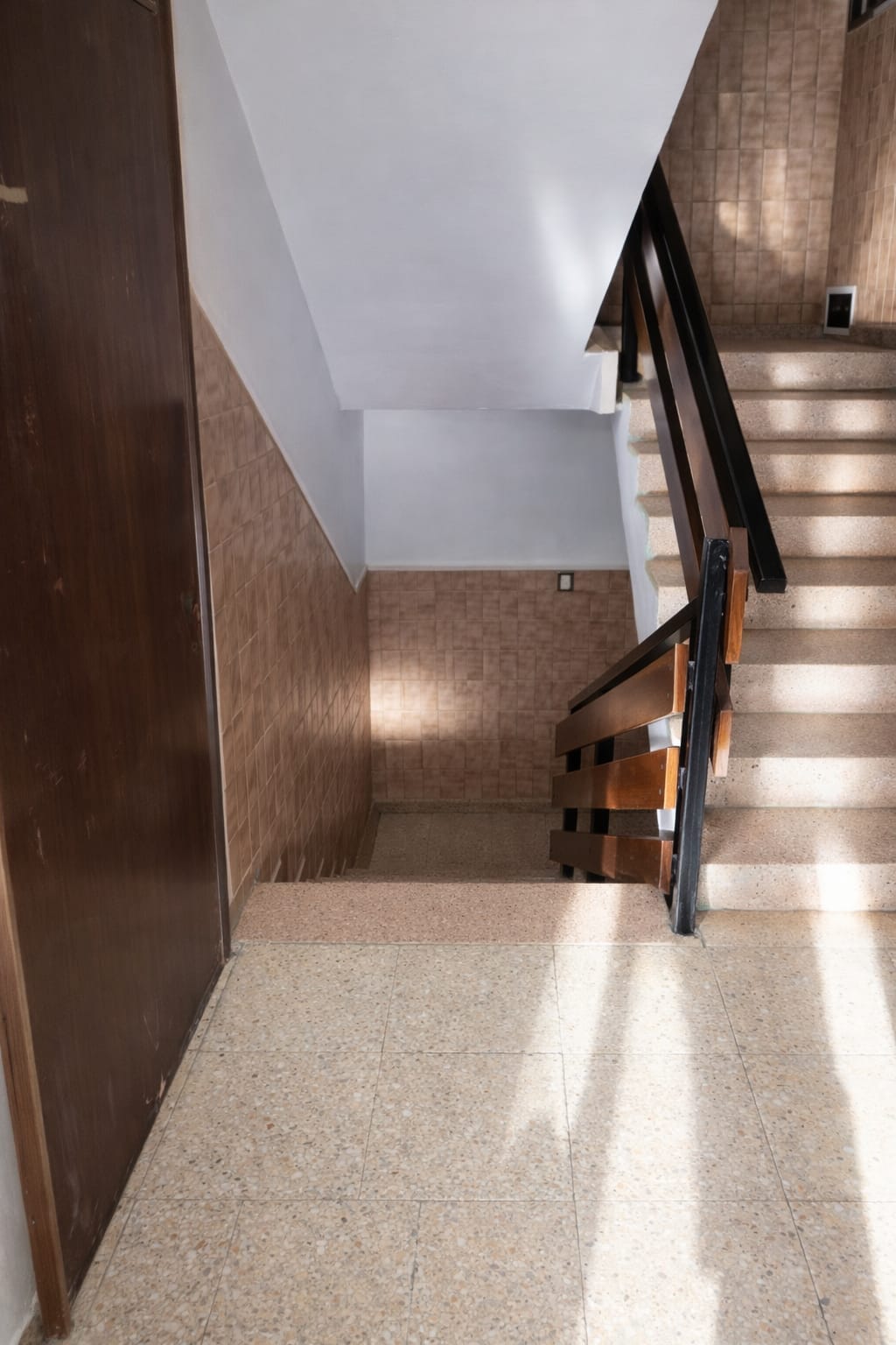 Escaleras interiores del piso en venta en Osos, Cantabria