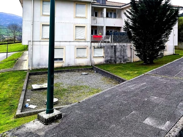 Edificio residencial con viviendas en venta en Corvera de Toranzo, Cantabria, entorno tranquilo con zonas verdes.